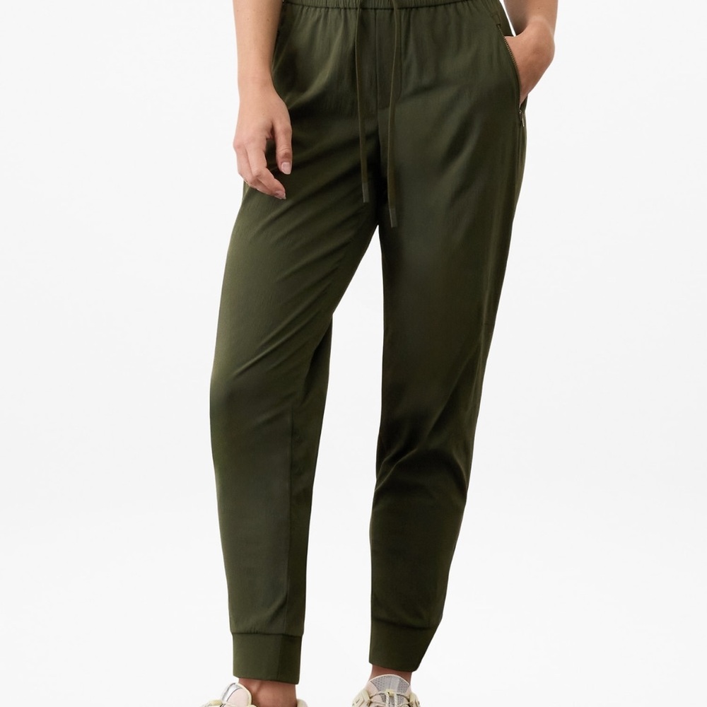 Athleta Trekkie Relaxed Mid Rise Jogger in Aspen Olive. New. Size 16T